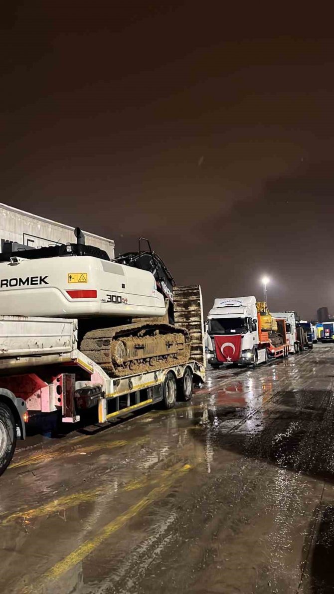 İ̇stanbul Valiliği Deprem Bölgesine Gemi İle 245 Ağır İş Makinesi Gönderildiğini Açıkladı