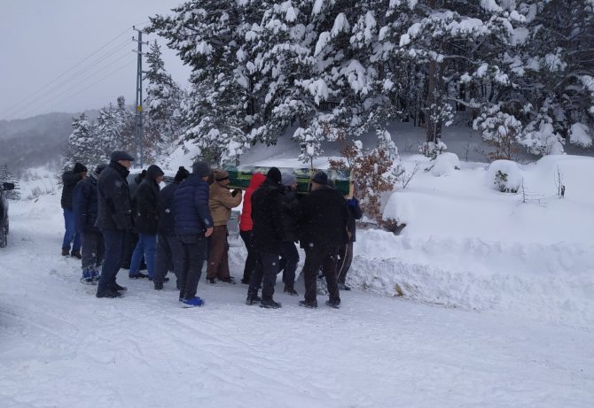 Kar Sebebiyle Mahsur Kalan Cenaze, Yolun Açılmasıyla Defnedildi