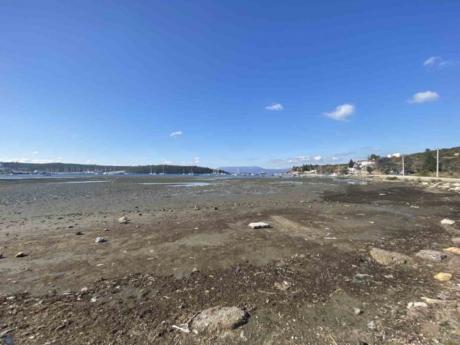 Seferihisar’da Deniz 25 Metre Çekildi