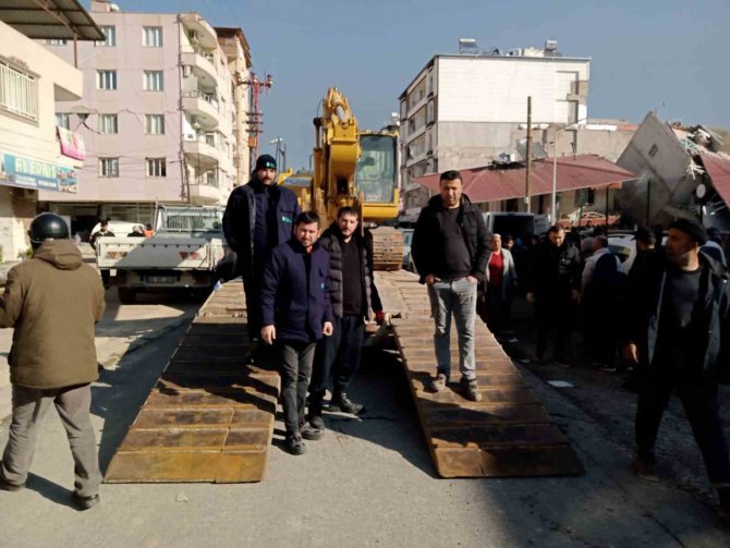 İ̇zmit’ten Yola Çıkan İş Makineleri Hatay’a Ulaştı