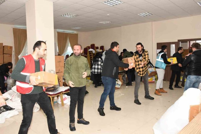 İ̇znik’ten Deprem Bölgesine 15 Tır Yardım Malzemesi