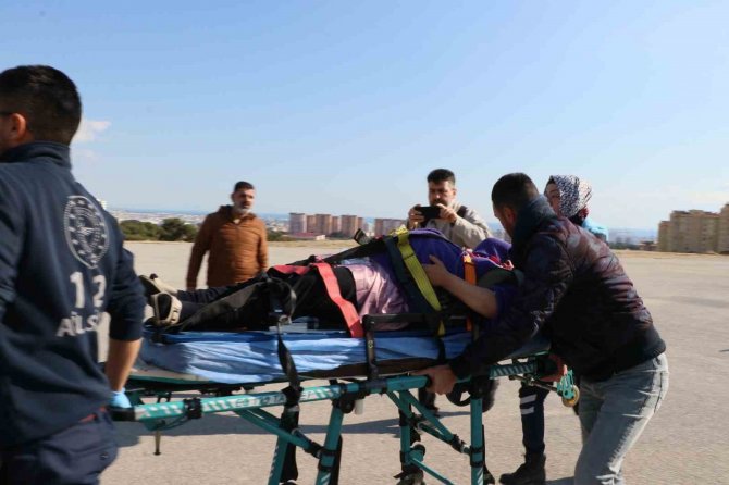 Enkazdan Çıkarılan 8 Aylık Hamile Kadın Helikopterle Mersin’e Getirildi
