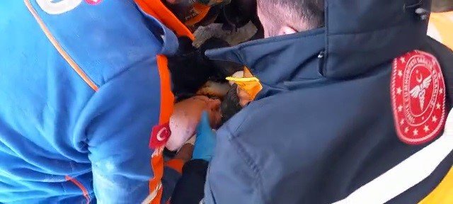 Hatay’dan Sevindiren Haber: 80 Yaşındaki Abdurrahman Amca Enkazdan Sağ Çıkarıldı