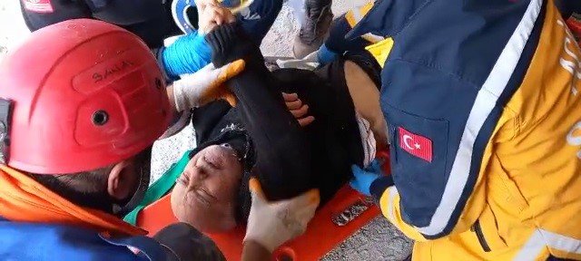 Hatay’dan Sevindiren Haber: 80 Yaşındaki Abdurrahman Amca Enkazdan Sağ Çıkarıldı