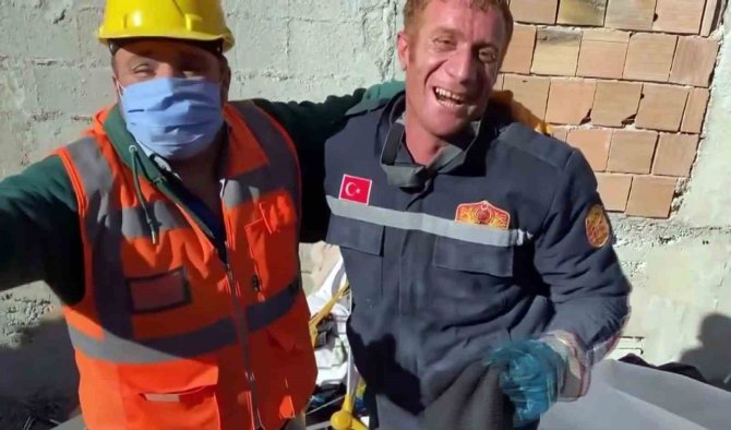 58 Saat Sonra Enkazdan Sağ Kurtardılar, Gözyaşlarına Boğuldular