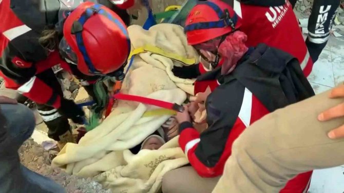 58 Saat Sonra Enkazdan Sağ Kurtardılar, Gözyaşlarına Boğuldular