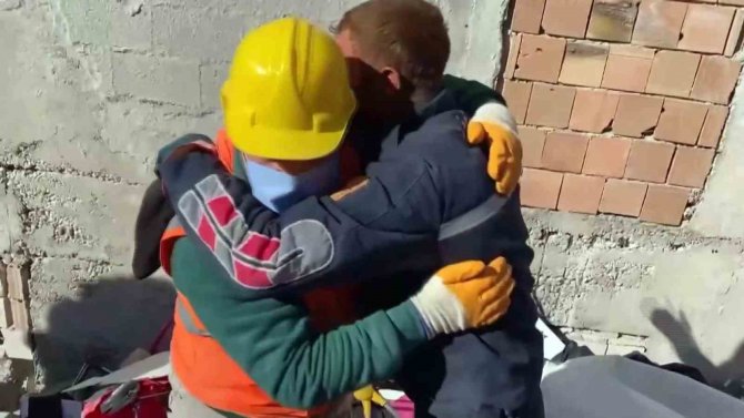 58 Saat Sonra Enkazdan Sağ Kurtardılar, Gözyaşlarına Boğuldular