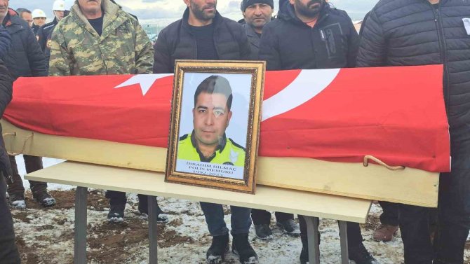 Depremde Hayatını Kaybeden Polis Memuru, Eşi Ve Kızı Gözyaşları Arasında Toprağa Verildi
