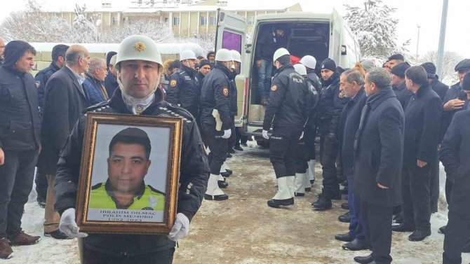 Depremde Hayatını Kaybeden Polis Memuru, Eşi Ve Kızı Gözyaşları Arasında Toprağa Verildi