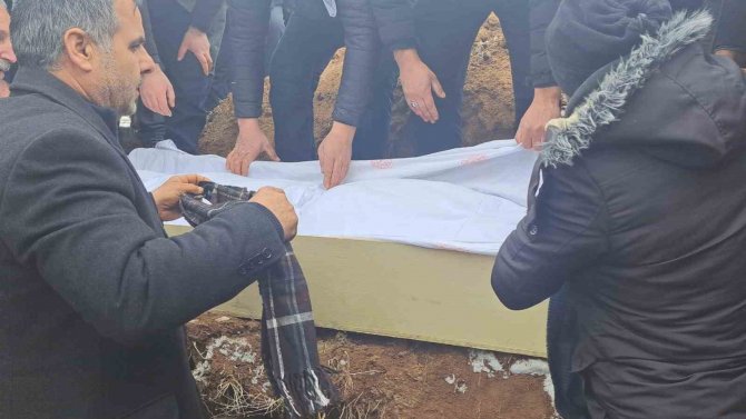 Depremde Hayatını Kaybeden Polis Memuru, Eşi Ve Kızı Gözyaşları Arasında Toprağa Verildi
