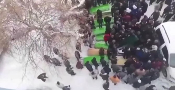 Depremde Hayatını Kaybeden 10 Kişilik Vanlı Aile Defnedildi