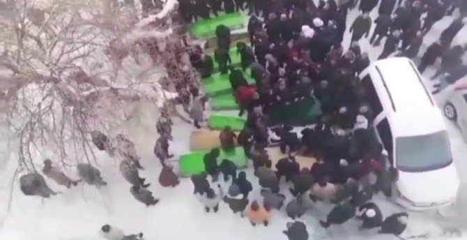 Depremde Hayatını Kaybeden 10 Kişilik Vanlı Aile Defnedildi