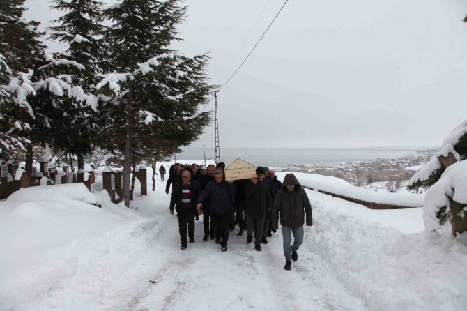 Depremde Hayatını Kaybeden Çocuk Ahlat’ta Toprağa Verildi