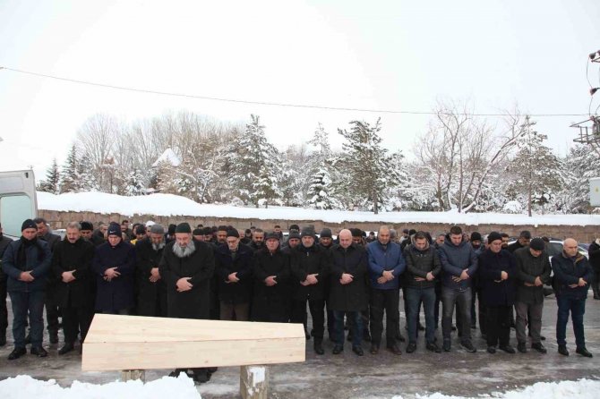 Depremde Hayatını Kaybeden Çocuk Ahlat’ta Toprağa Verildi
