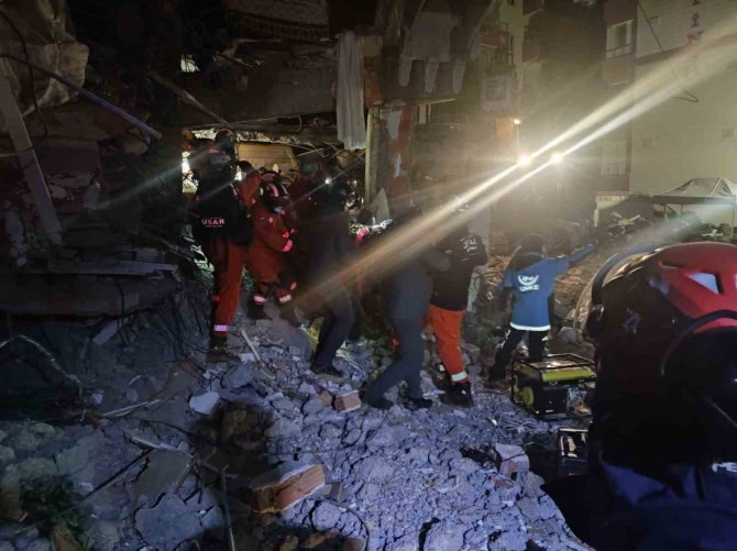 Polonyalı Arama-kurtarma Ekibi Enkaz Altından 14 Kişiyi Kurtardı
