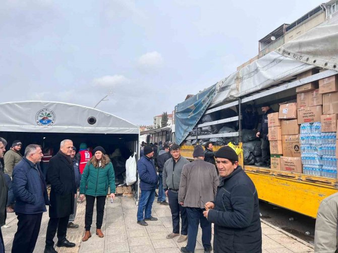 Suluova’dan Deprem Bölgesine Yardım Tırları Gönderildi