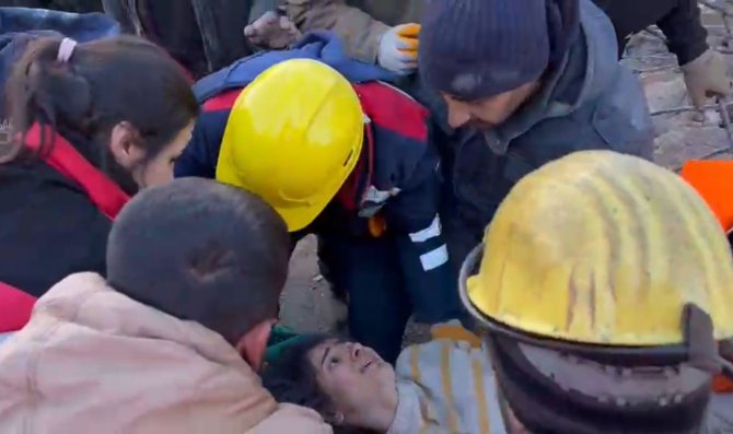 Adıyaman’da 62 Saat Sonra 2 Kardeş Enkazdan Sağ Çıkarıldı