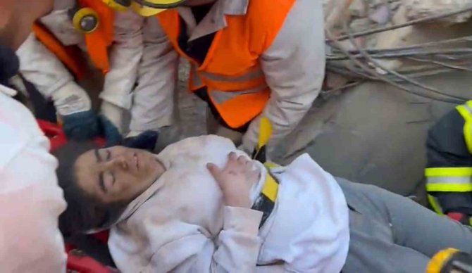 Adıyaman’da 62 Saat Sonra 2 Kardeş Enkazdan Sağ Çıkarıldı
