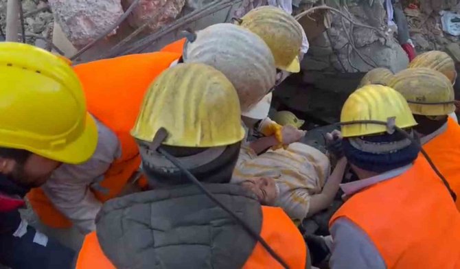 Adıyaman’da 62 Saat Sonra 2 Kardeş Enkazdan Sağ Çıkarıldı