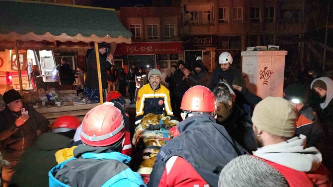 Adıyaman’da 1 Kişi Enkazdan 65 Saat Sonra Kurtarıldı