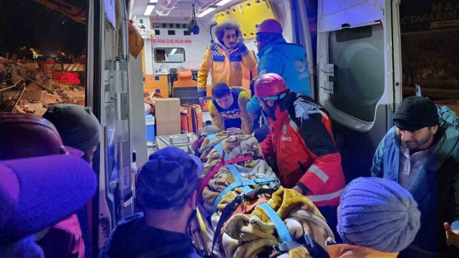 Adıyaman’da 1 Kişi Enkazdan 65 Saat Sonra Kurtarıldı