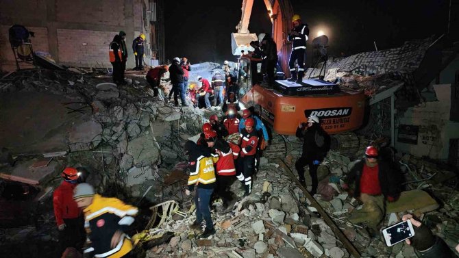 Adıyaman’da 1 Kişi Enkazdan 65 Saat Sonra Kurtarıldı