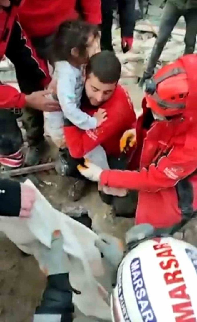 Enkazdan Çıkarılan Küçük Kızın "Abimi Çıkarmadınız Mı Daha" Sözleri Yürekli Sızlattı