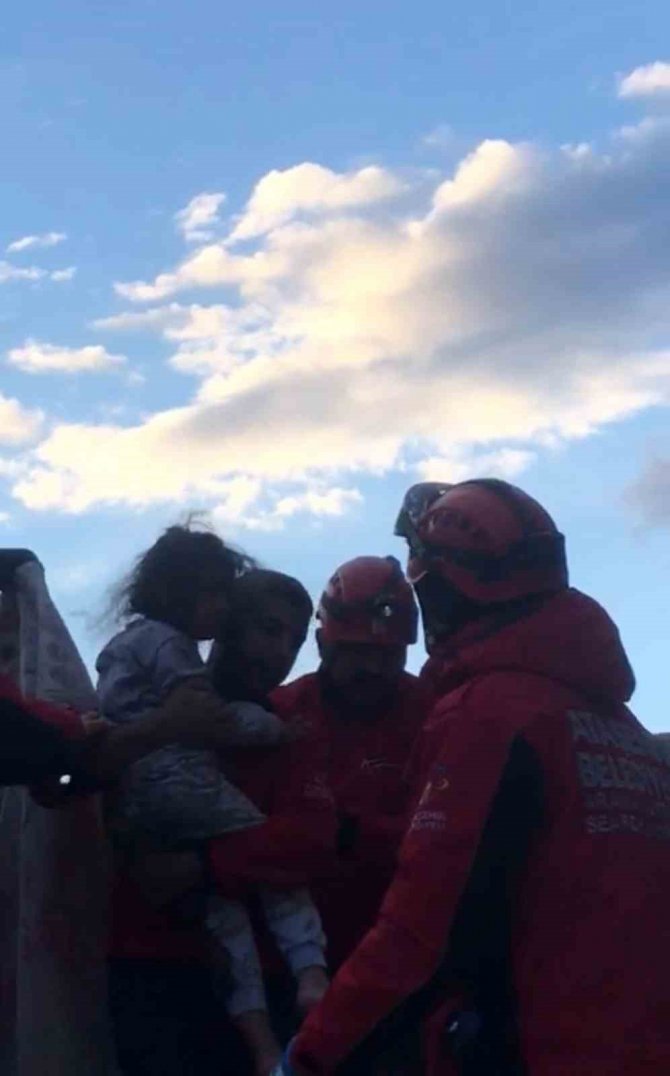Enkazdan Çıkarılan Küçük Kızın "Abimi Çıkarmadınız Mı Daha" Sözleri Yürekli Sızlattı