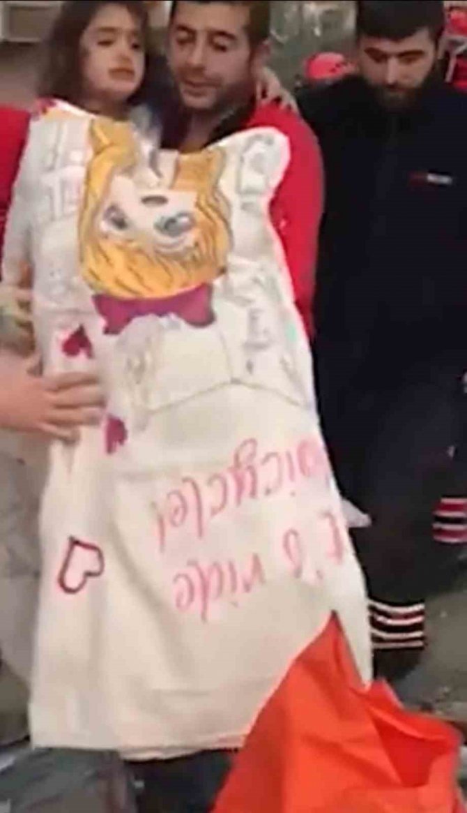 Enkazdan Çıkarılan Küçük Kızın "Abimi Çıkarmadınız Mı Daha" Sözleri Yürekli Sızlattı