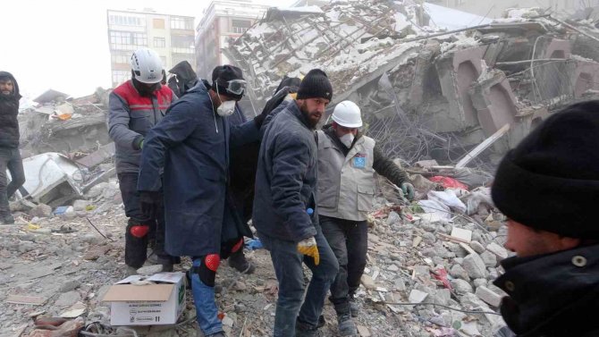 Yakınının Enkazdan Çıkarılan Cenazesini Görünce Bayıldı