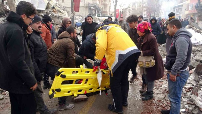 Yakınının Enkazdan Çıkarılan Cenazesini Görünce Bayıldı