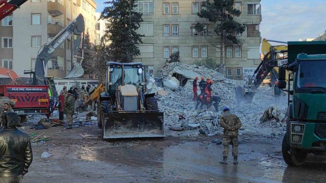 Şanlıurfa’da Enkaz Kaldırma Çalışmaları Sürüyor