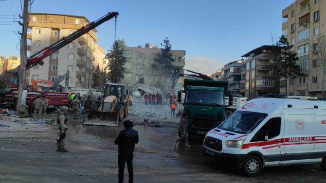 Şanlıurfa’da Enkaz Kaldırma Çalışmaları Sürüyor