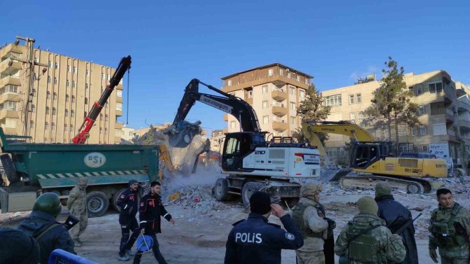 Şanlıurfa’da Enkaz Kaldırma Çalışmaları Sürüyor