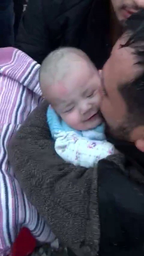Gaziantep’te 4 Aylık Duru Bebek Enkazdan Sağ Çıkarıldı