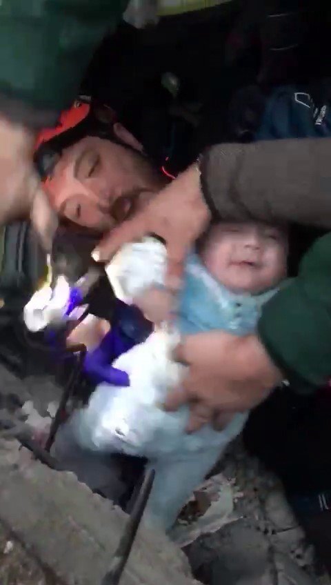 Gaziantep’te 4 Aylık Duru Bebek Enkazdan Sağ Çıkarıldı
