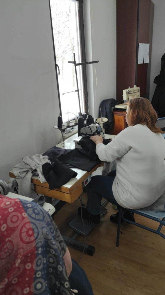 Depremzedeler İçin Kıyafet Dikiyorlar