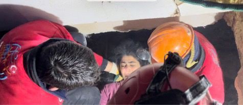 Dursunbey Ekibi, Hatay’da 2 Kişiyi Enkazdan Sağ Çıkardı
