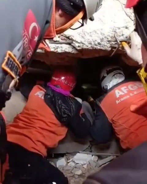 Ekiplere Seslenen Anne Ve Kızı Enkazdan Çıkarıldı