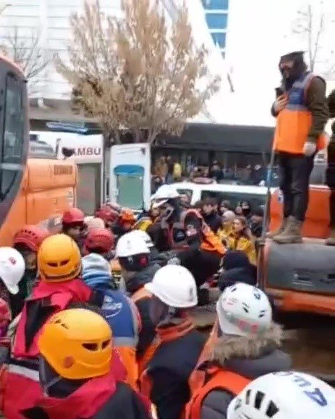Ekiplere Seslenen Anne Ve Kızı Enkazdan Çıkarıldı