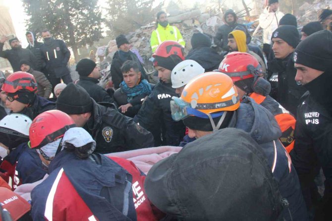 Aynı Aileden 3 Kişi 61 Saat Sonra Enkazdan Sağ Çıkartıldı