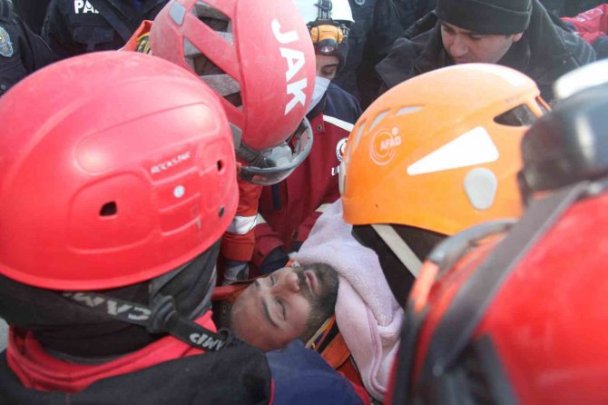 Aynı Aileden 3 Kişi 61 Saat Sonra Enkazdan Sağ Çıkartıldı