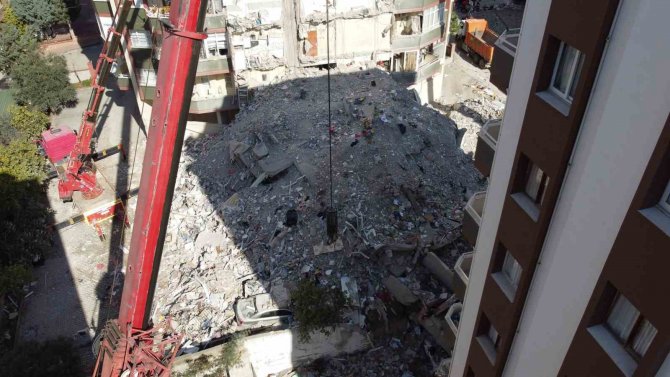Enkazdan Çıkarılan 16 Yaşındaki Mehmet, Şimdi Umutla Babasını Bekliyor