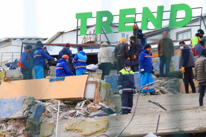 Depremin 3’üncü Gününde Malatya’da Arama Kurtarma Çalışmaları Devam Ediyor