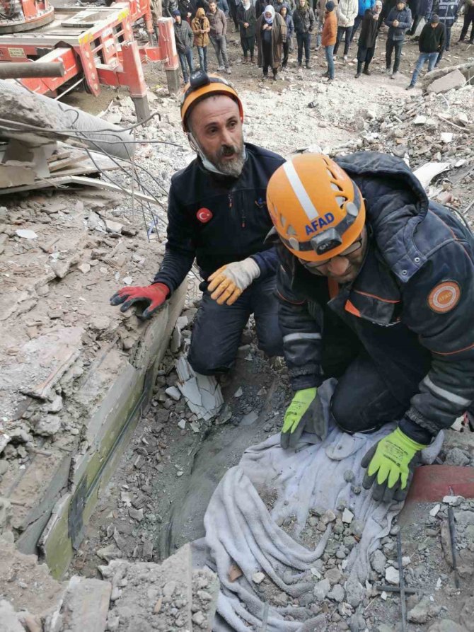 Afad Ekipleri İki Kişinin Cansız Bedenine Ulaştı