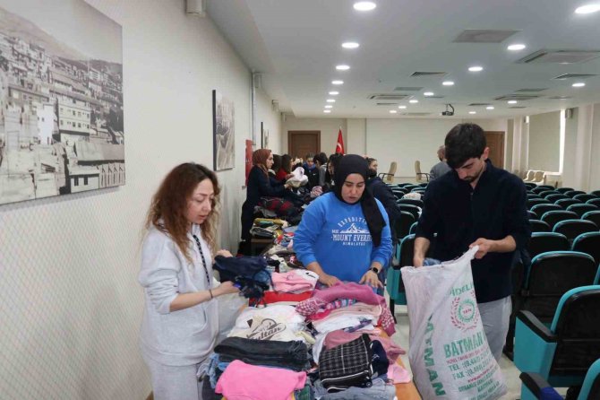 Siirt’ten Deprem Bölgesine Yardım Tırları Gönderildi