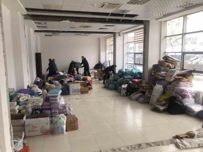 Siirt’ten Deprem Bölgesine Yardım Tırları Gönderildi