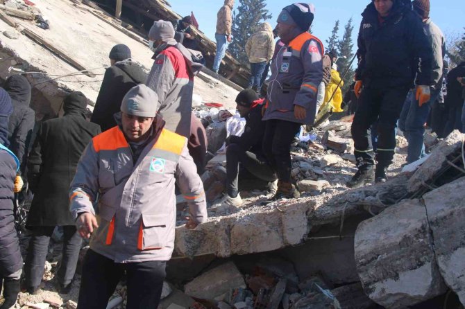 Melikgazi Belediyesi Ekipleri Enkazdan 15 Can Kurtardı