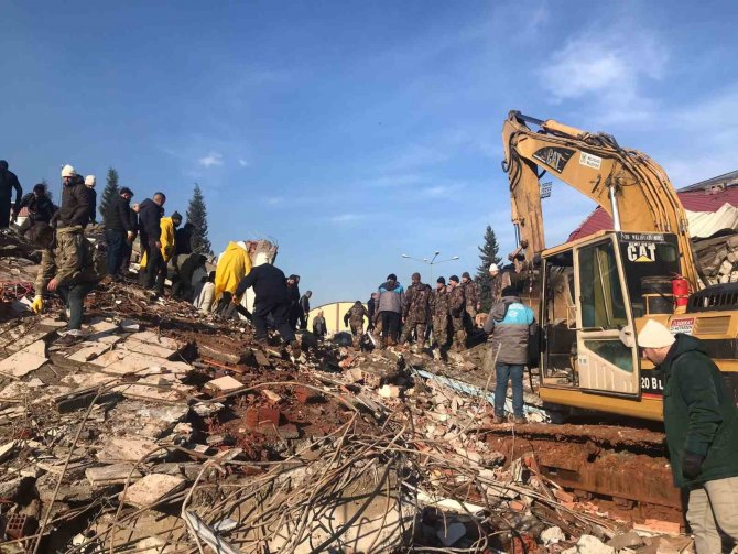 Melikgazi Belediyesi Ekipleri Enkazdan 15 Can Kurtardı