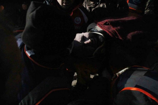 Enkazdan 3 Gün Sonra Sağ Olarak Kurtarıldı